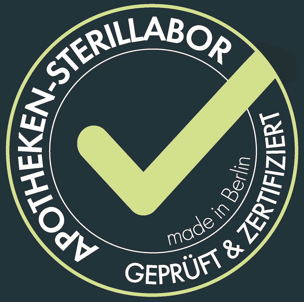 Rundes Siegel mit grünem Haken und der Aufschrift: Apotheken-Sterillabor, geprüft und zertifiziert, made in Berlin.